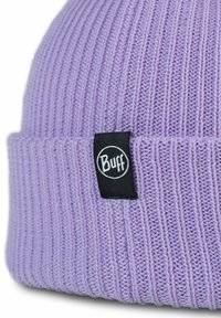 Gorro de punto morado con textura acanalada y puño doblado. Presenta una etiqueta negra con el logo blanco de "Buff".