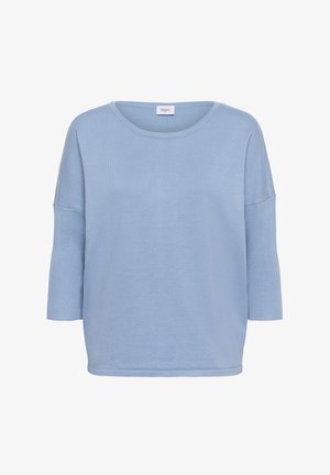 Lichtblauwe trui met een ronde hals, driekwart mouwen en een losse pasvorm. Gemaakt van zachte gebreide stof met een gladde textuur.