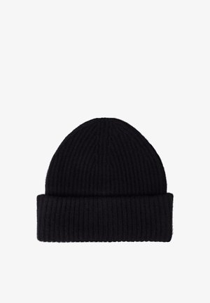 Bonnet noir en tricot côtelé, fabriqué en matériau doux, avec un revers plié et un dessus arrondi pour un ajustement confortable.