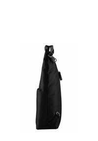 Borsa a spalla in tessuto nero con una forma slanciata, dotata di chiusura superiore, tasca laterale e moschettone per fissaggio.