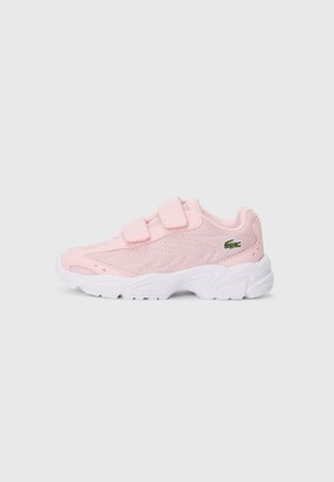 Chaussure de sport rose en matériau mesh avec semelle en caoutchouc blanche. Présente deux bandes Velcro et un petit logo sur le côté. Forme arrondie.