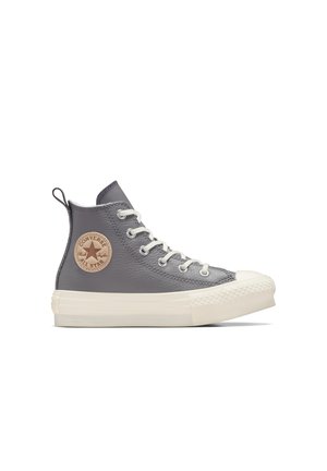 Sneakers montantes gris avec une finition texturée, semelle en caoutchouc blanc et bout rond. Comprend un patch de logo de couleur crème sur le côté.