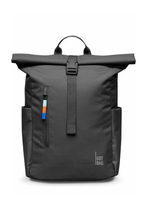 Zaino nero con chiusura roll-top, tasche laterali, tasca frontale verticale con zip e tirante multicolore, e logo "GOT BAG" in basso a destra.