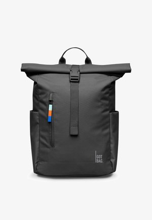 Zaino nero con chiusura roll-top, tasche laterali, tasca frontale verticale con zip e tirante multicolore, e logo "GOT BAG" in basso a destra.