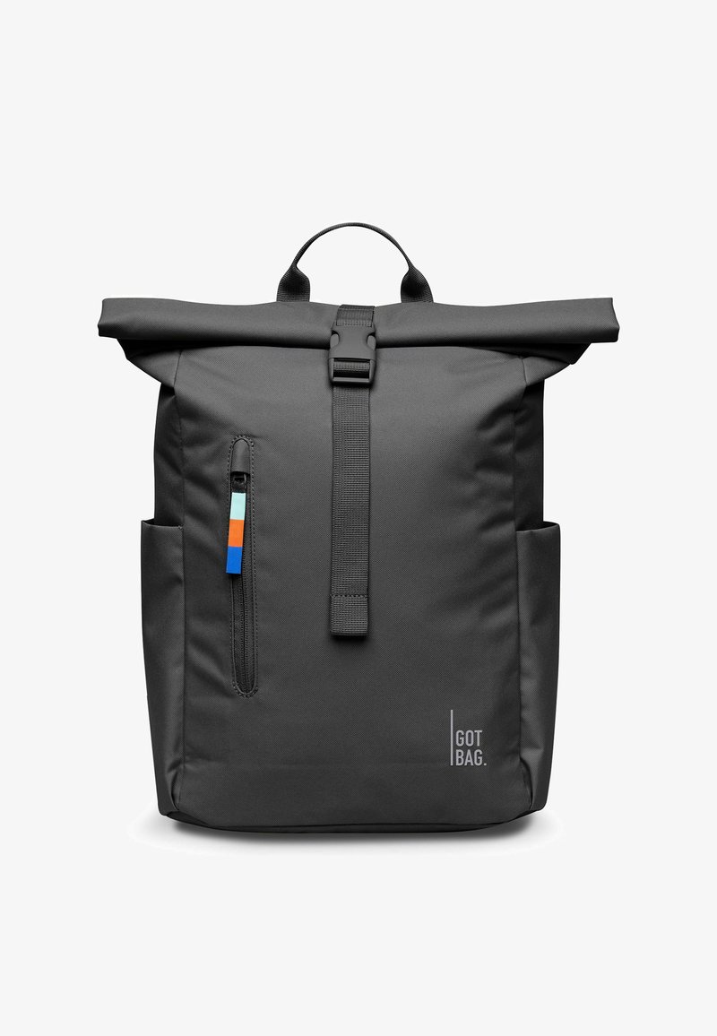 Sac à dos noir à fermeture roulera avec poches latérales, poche avant verticale zippée avec tirette multicolore, et logo "GOT BAG" en bas à droite.