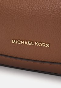 MICHAEL Michael Kors PRESTON CRESCENT HOBO  - Torba za nakupovanje - luggage