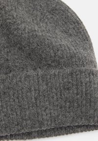 Cappello beanie grigio a maglia con un ampio risvolto, caratterizzato da un motivo testurizzato e fibre morbide simili alla lana.