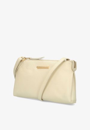 Bolso bandolera de cuero color crema, forma rectangular, superficie texturizada, herrajes en tono dorado, cierre de cremallera, diseño minimalista.