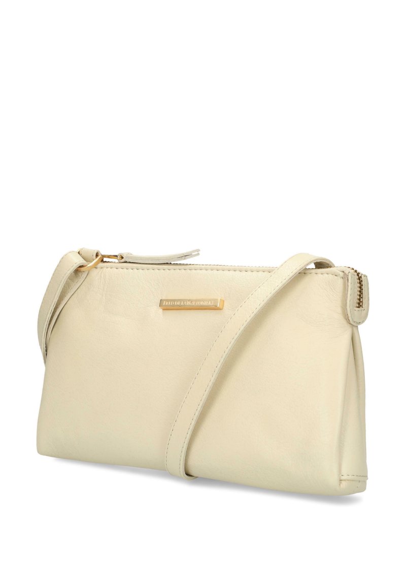 Borsa a tracolla in pelle color crema, forma rettangolare, superficie testurizzata, hardware in tono oro, chiusura con zip, design minimalista.