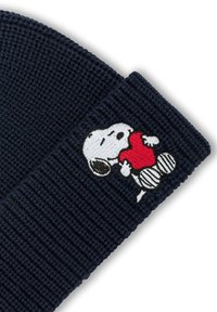 Beanie lavorato a maglia di colore blu navy con texture a coste, caratterizzato da un Snoopy ricamato che tiene un cuore rosso sulla parte anteriore.