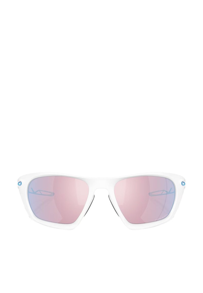 Occhiali da sole bianchi con lenti rosa, design angolare e accenti blu distintivi sulla montatura. Braccia testurizzate per una presa migliore.