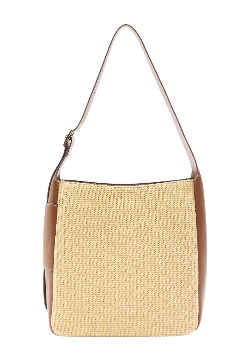 Beżowa pleciona torba ze słomy z gładką brązową skórzaną podstawą i paskiem na ramię. Posiada kwadratowy kształt i kontrastowe szwy.