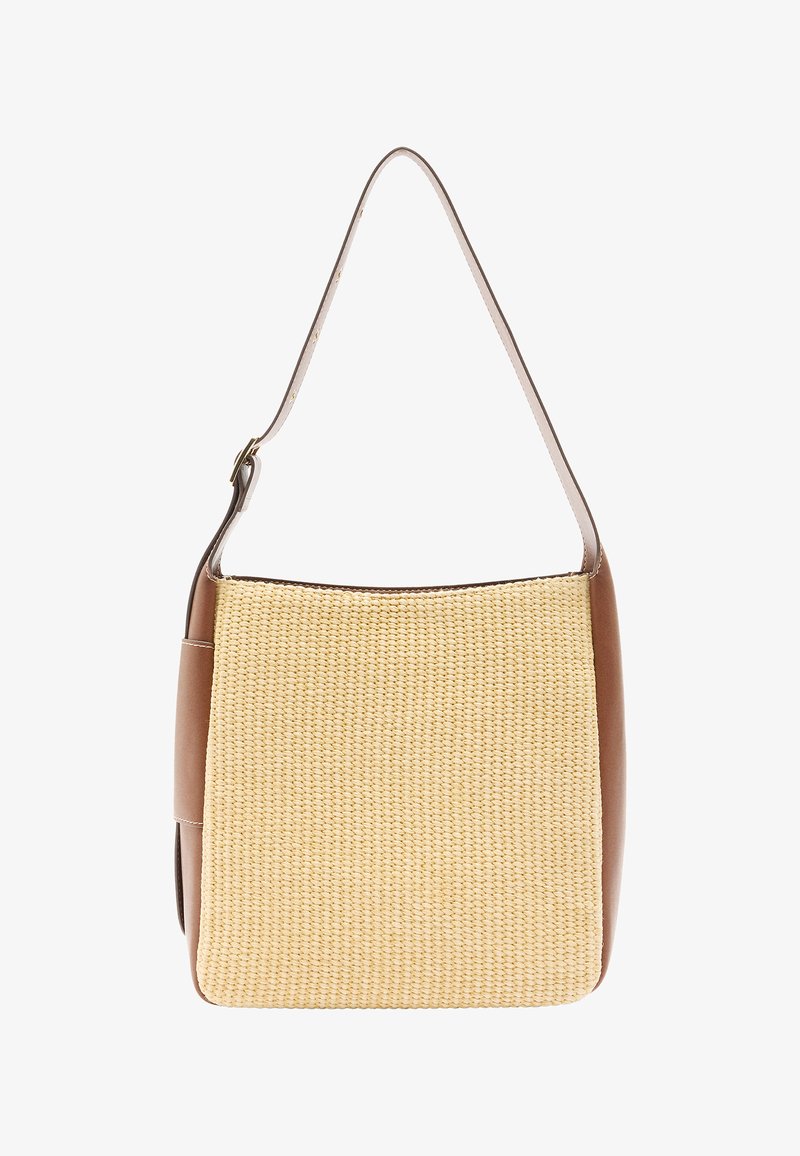 Beżowa pleciona torba ze słomy z gładką brązową skórzaną podstawą i paskiem na ramię. Posiada kwadratowy kształt i kontrastowe szwy.