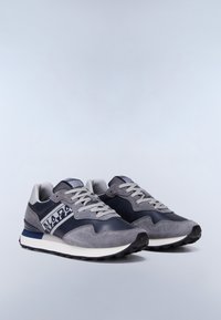 Graue und marineblaue Sportschuhe mit Wildleder- und Lederlementen. Verfügt über ein markantes "NAPA"-Logo an der Seite und eine strukturierte Sohle.