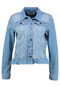 Ljusblå denimjacka med volangkant, silverknappar och dekorerade axeldetaljer med små nitar. Två framfickor.