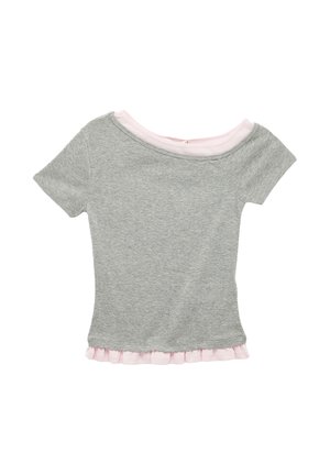 Camiseta gris de manga corta con escote amplio y volante rosa en el dobladillo, extendida sobre fondo blanco.