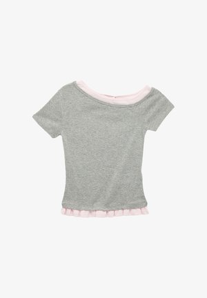 Camiseta gris de manga corta con escote amplio y volante rosa en el dobladillo, extendida sobre fondo blanco.