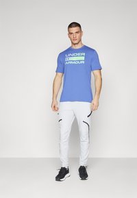 Under Armour TEAM ISSUE WORDMARK - T-skjorte til trening - starlight/matrix green/celeste