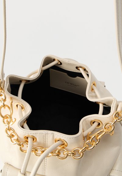 Τσάντα τύπου bucket από κρεμ δέρμα με χρυσή αλυσίδα, σύρσιμο για κλείσιμο και μαύρο εσωτερικό που δείχνει μία εσωτερική θήκη με ετικέτα Off-White.