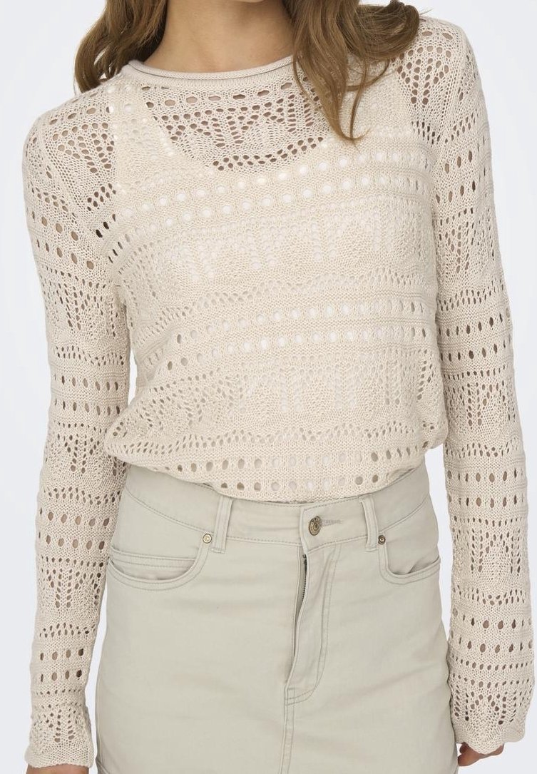 Pull beige en maille avec un motif en dentelle, doté de manches longues, d'un col rond et de points ajourés variés pour la texture.