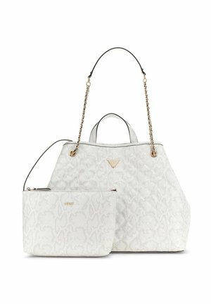 Sac fourre-tout en similicuir à motif cuir de serpent blanc avec poignées en chaîne dorée et pochette zippée assortie, tous deux ornés de légers accents de logo.