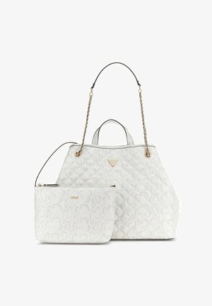 Weiße Tote-Bag mit Schlangenledermuster, goldenen Kettengriffen und passender Reißverschlusstasche, beide mit dezenten Logoakzenten versehen.