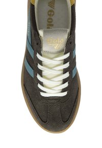 Baskets en suede marron avec des rayures latérales bleu clair, lacets blancs et semelle en caoutchouc. Logo doré sur la languette, tige texturée avec des détails cousus.