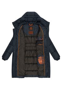 Veste matelassée bleu marine, design matelassé, accents orange et logo. Dotée d'une capuche et de plusieurs poches intérieures avec une texture lisse.