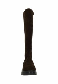 Botte en suède marron, à hauteur de genou, avec un bout rond, une semelle noire robuste et une fermeture éclair sur le côté pour un enfilage facile. Texture lisse avec des détails de couture minimaux.