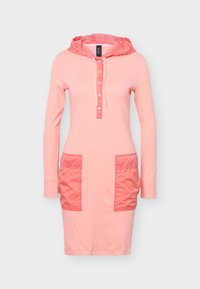 Ροζ φόρεμα με μακριά μανίκια και κουκούλα, εμπρός με κουμπιά τύπου κούμπωμα, κουκούλα με κορδόνι και δύο γυαλιστερές τσέπες στο μπροστινό μέρος στις πλευρές.