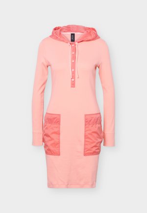 Ροζ φόρεμα με μακριά μανίκια και κουκούλα, εμπρός με κουμπιά τύπου κούμπωμα, κουκούλα με κορδόνι και δύο γυαλιστερές τσέπες στο μπροστινό μέρος στις πλευρές.