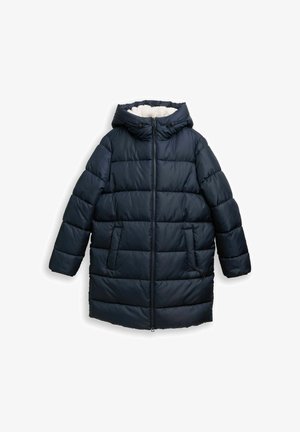 Piumino navy con cappuccio, dotato di chiusura con zip, due tasche laterali e una morbida fodera in pile a contrasto. Design spesso trapuntato.