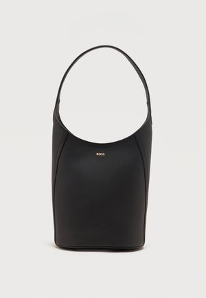 Geantă bucket din piele neagră, cu o singură curea de umăr și un mic logo BOSS auriu plasat central, în partea superioară frontală.
