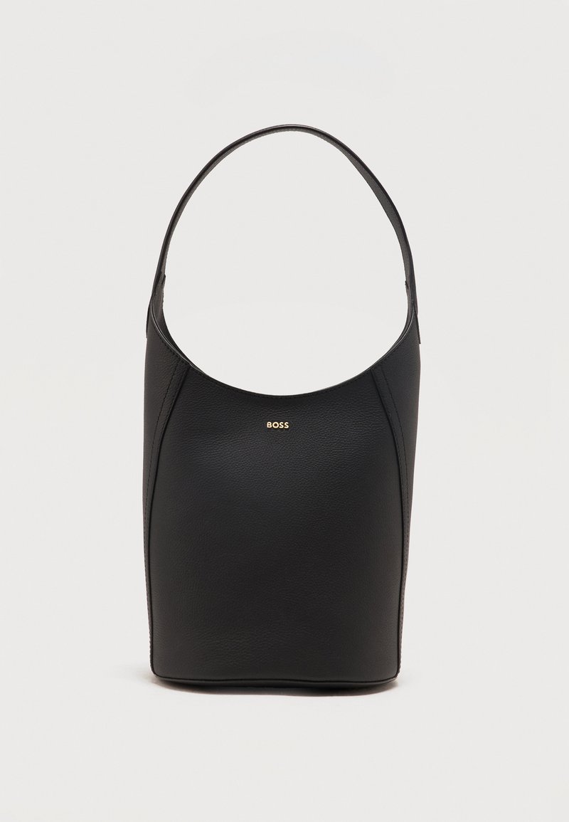 Μαύρη δερμάτινη τσάντα κουβάς με έναν ιμάντα ώμου και μικρό χρυσό λογότυπο BOSS στο κέντρο κοντά στο πάνω μέρος μπροστά.