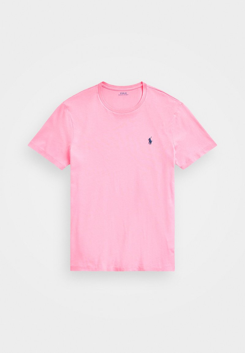 T-shirt rose à manches courtes avec col rond et petit logo brodé bleu marine sur la poitrine gauche, présenté sur un fond uni.
