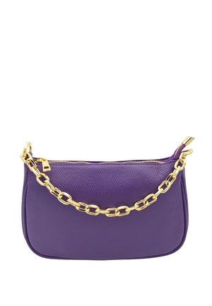Borsa in pelle viola con tracolla a catena dorata e chiusura con cerniera dorata su sfondo bianco.