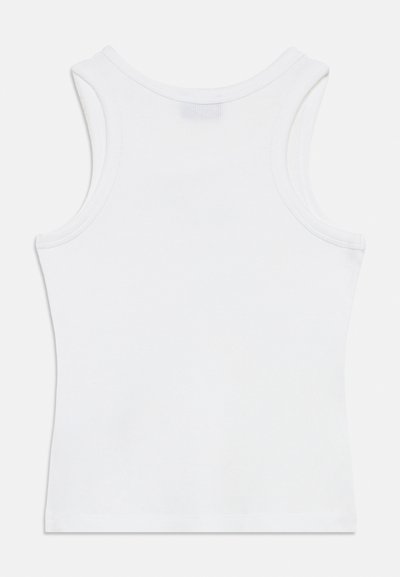 Άσπρο βαμβακερό φανελάκι με εφαρμοστή σχεδίαση, φαρδιές τιράντες και ριμπ υφή. Η πλάτη διαθέτει αδιάκοπη κατασκευή.