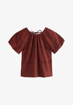 Rozsdaszínű rövid ujjú blúz lyukacsos hímzéssel, összegyűrt nyakkivágással és hátul kötős megoldással.