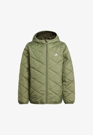 Chaqueta acolchada de color verde oliva con capucha, con costuras diagonales, cremallera frontal completa y pequeño logo blanco de adidas en el lado izquierdo del pecho.