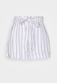 Witte shorts met blauwe verticale strepen, elastische tailleband en strikdetail aan de voorkant. Zachte stof en een relaxte pasvorm.