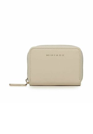 Portafoglio in pelle beige con chiusura a zip e accessori in metallo. Presenta il nome del marchio "MIRIADA" impresso sul davanti. Forma rettangolare compatta.