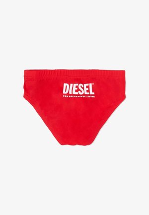 Slip da nuoto Diesel rosso con il logo bianco "DIESEL FOR SUCCESSFUL LIVING" centrato sulla fascia posteriore della vita.
