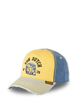 Casquette de baseball avec devant jaune, côtés bleus, visière grise usée et tête de mort brodée avec casque et texte « Von Dutch ».