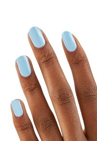 Jasnoniebieski lakier do paznokci na starannie zadbanych palcach o lekko teksturowanej brązowej skórze, prezentujący gładkie, błyszczące wykończenie.