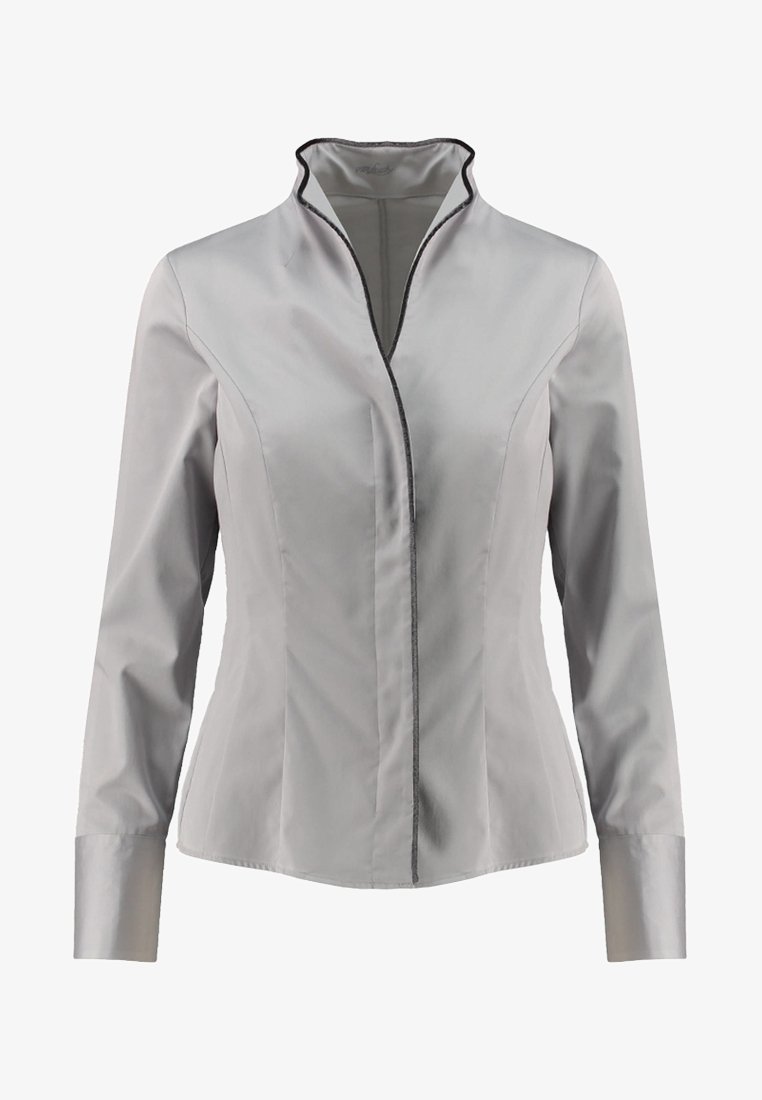 Blusa grigia a maniche lunghe con colletto alla cinese, design aderente, profilo nero a contrasto e texture liscia. Chiusura frontale con bottoni e silhouette sartoriale.