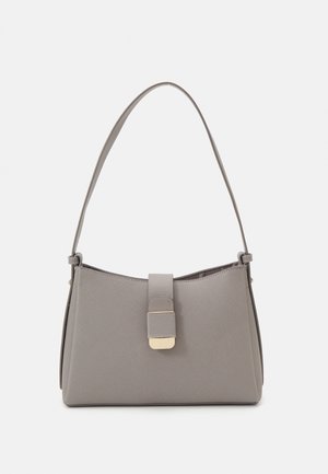 Sac à main en cuir texturé gris avec une bandoulière unique et un rabat avant équipé d'une boucle rectangulaire en métal doré, présenté sur fond blanc.