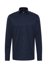 Chemise bleu marine à manches longues en tissu lisse, avec une patte de boutonnage à l'avant, un col pointu et des poignets à boutons. Design minimaliste sans motifs.