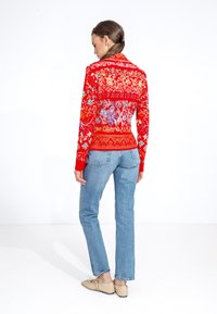 Ivko JACQUARD ANDALUSIA PATTERN - Vesta na kopčanje - red