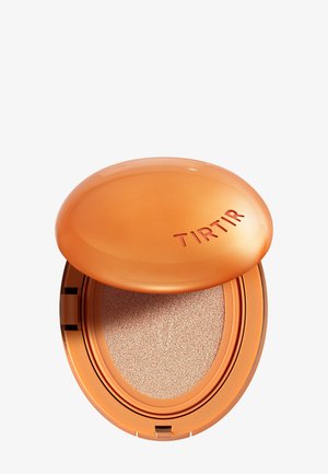 Fond de teint cushion orange compact avec le couvercle légèrement ouvert montrant une éponge à maquillage poreuse à l'intérieur, le nom de la marque "TIRTIR" sur le couvercle.