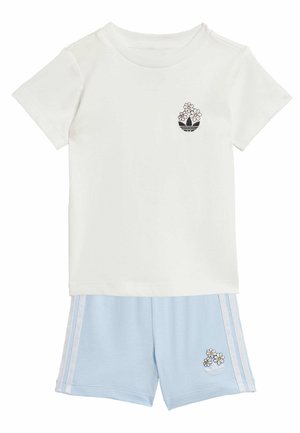 Hvid kortærmet skjorte og lyseblå shorts-sæt med matchende broderede blomsterdesigns på venstre bryst og ben.